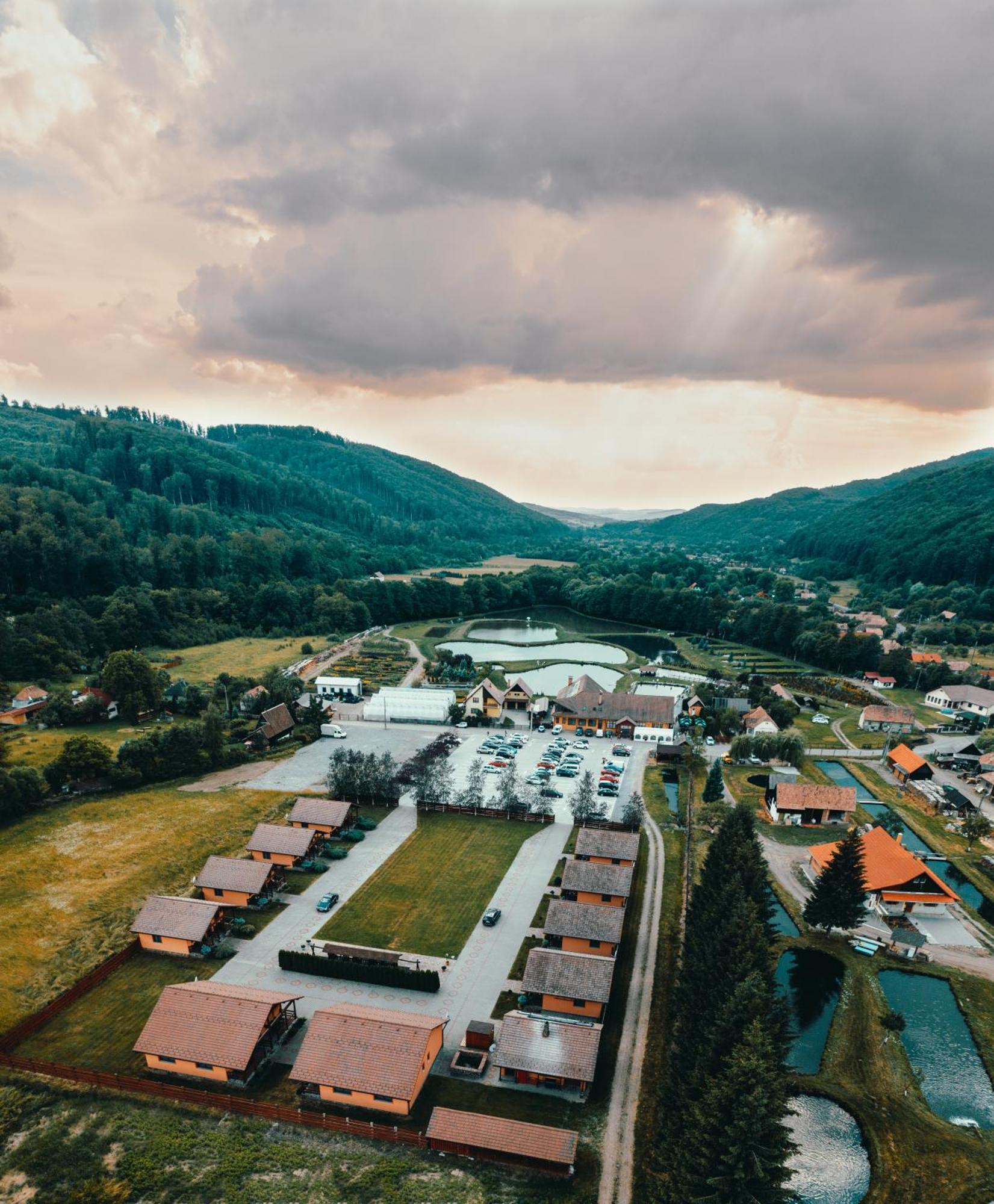 Complex Turistic Han Pescaresc Eremitu Buitenkant foto